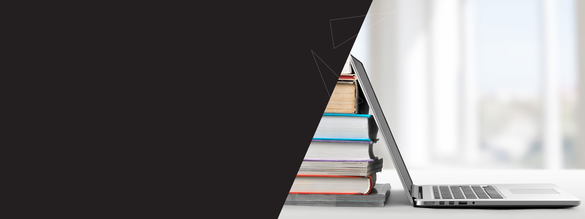 ordinateur portable et pile de livres